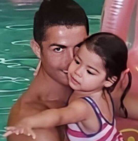 Eva Maria Dos Santos with her father Cristiano Ronaldo.